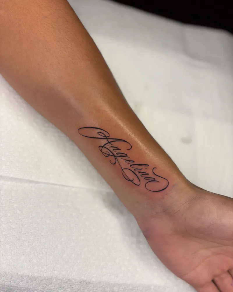 Fine-line lettering "Angelina"